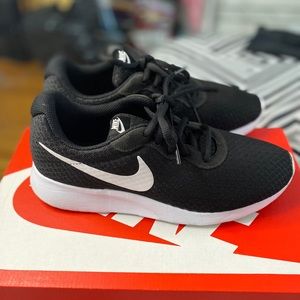 NIKE TANJUN RUNNIG SNEAKERS